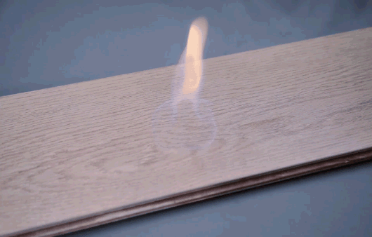 先后測(cè)試了五次，一次比一次使用的酒精量大，地板的外觀始終毫無影響